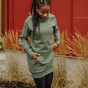 Oraki hoodie dress in evergreen
